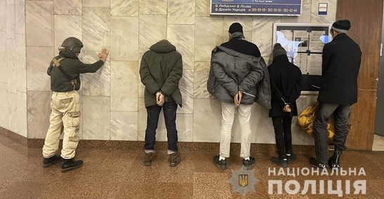У київському метро затримали п'ятьох диверсантів, один із них ховав боєприпаси в дитячій іграшці
