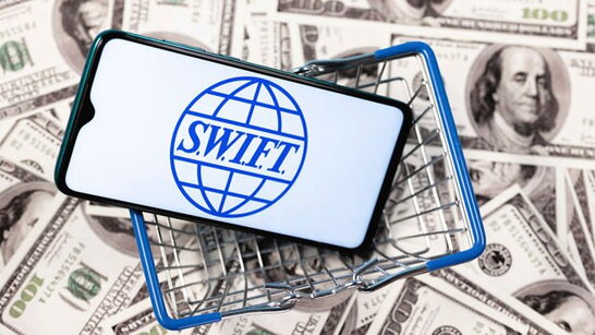 Відключення 7 банків РФ від SWIFT, заборона продажу євро та інше: санкції ЄС набувають чинності