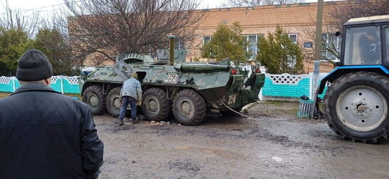 На Миколаївщині місцеві захопили ворожий БТР (фото)