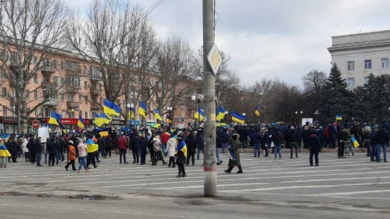 У Херсоні люди вийшли на центральну площу на мітинг проти окупантів