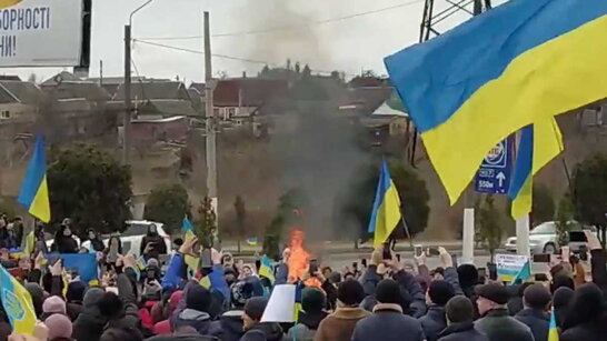 Під оплески та радісні вигуки: на мітингу в Мелітополі спалили опудало Путіна (відео)