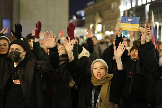 У Росії на протестах проти війни затримали вже понад 4500 людей: у містах проводять обшуки