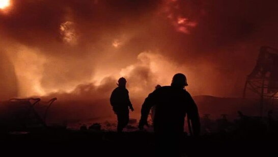 Ворожий авіаудар по нафтобазі в Житомирі: під час гасіння пожежі 3 рятівників отримали опіки обличчя та рук