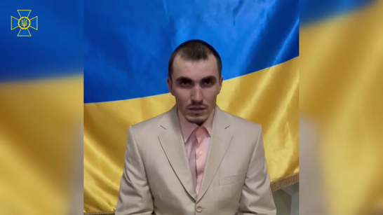На допиті у весільному костюмі: окупант не лише здався в полон українцям, але й віддав свою форму (відео)