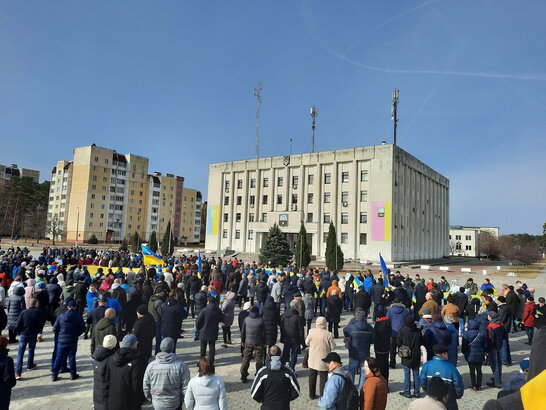 Російська техніка заїхала в Славутич, а українці вийшли на протести