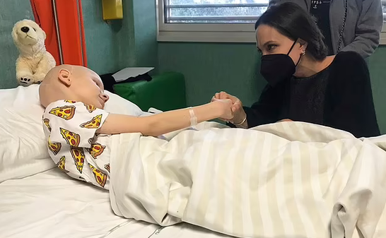Анджеліна Джолі відвідала українських дітей-біженців у дитячій лікарні Ватикану (фото)