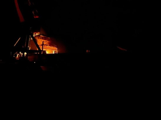 В Маріуполі російські війська нанесли удар по ще одному іноземному цивільному судну (відео)