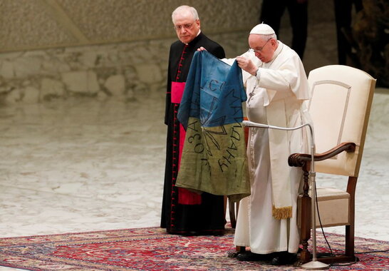 Папа Римський засудив звірства окупантів і поцілував український прапор з Бучі (фото)