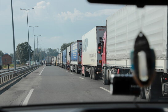 Через п’ятий пакет санкцій: на кордоні Білорусі та Польщі застрягли сотні вантажівок