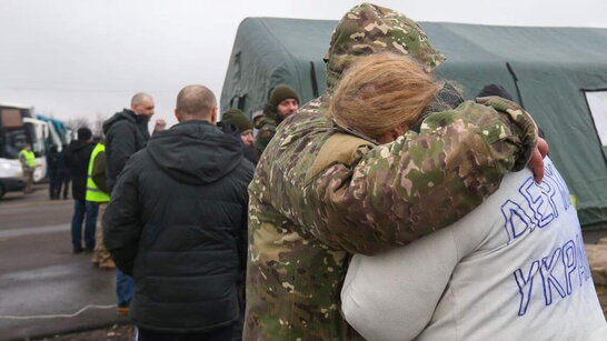 60 військових і 16 цивільних повертаються додому: Україна провела п'ятий обмін полоненими з рф