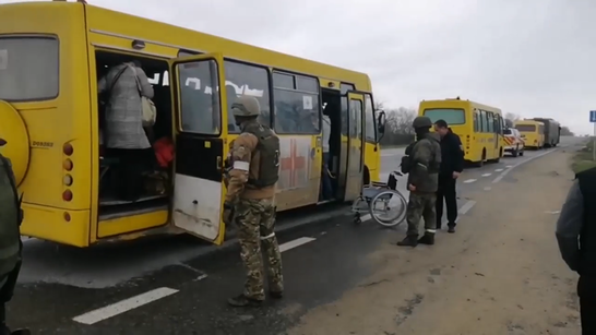 Вперше з початку блокади Маріуполя вдалося евакуювати мирних мешканців (відео)