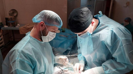 "Я бачу нас, ми були в такій же ситуації": медик із США допомагає лікувати поранених в Україні