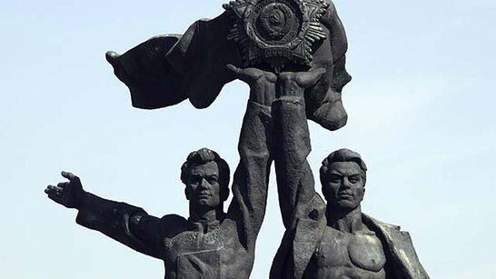 У Києві демонтують бронзову скульптуру двох робітників