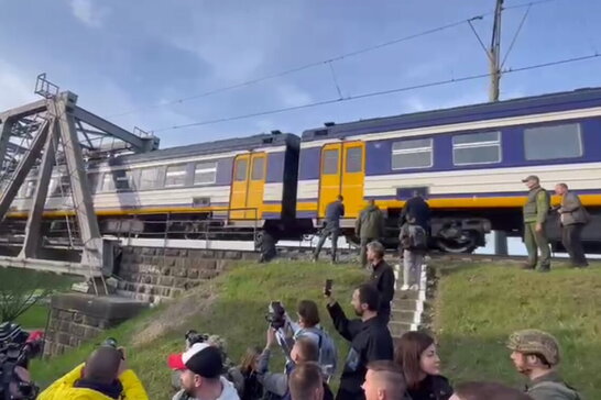 "Вперше за кілька тижнів прибула електричка": між Ірпенем та Києвом відновили залізничне сполучення (відео)