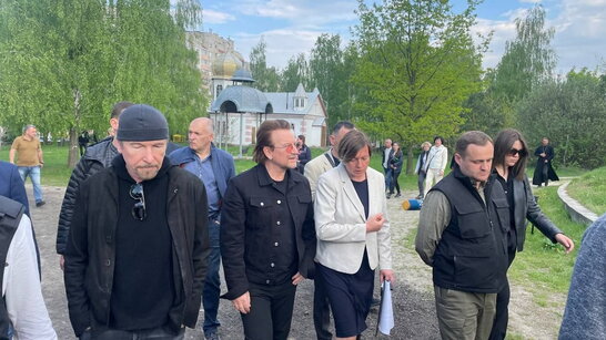 На запрошення Зеленського: гурт U2 відвідав Київщину та виступив у столичному метро (відео)