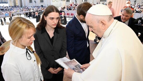 "Шанс врятувати їхнє життя": Папа Франциск зустрівся з дружинами захисників Маріуполя
