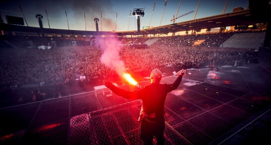 "Війна біля воріт Європи": на своєму концерті в Цюріху Rammstein підняли український прапор (відео)