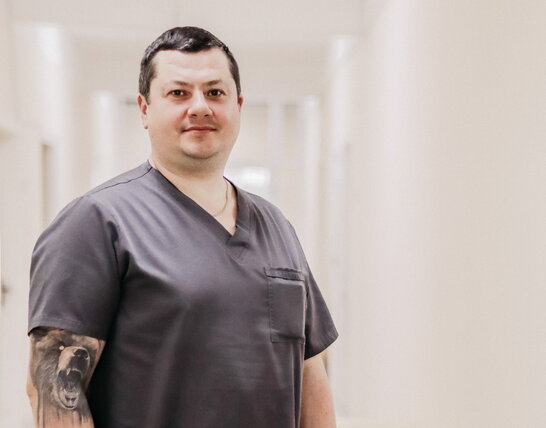 Півтора місяці прожив у медичному закладі: історія 42-річного лікаря-хірурга з Києва, який врятував сотні життів (відео)