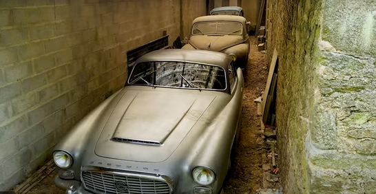 У старому сараї знайшли колекцію раритетних французьких автомобілів (відео)