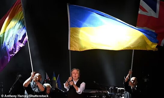 Пол Маккартні вийшов з українським прапором під час виступу на "Гластонбері"