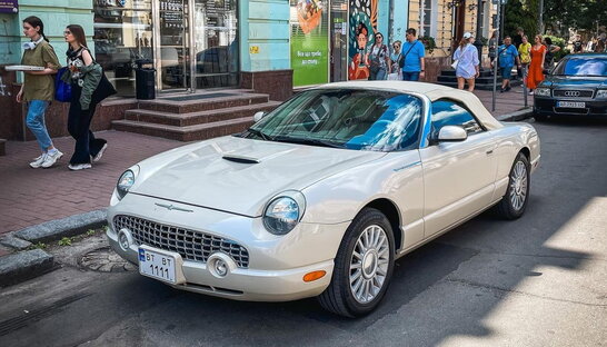 Любила Мерилін Монро: у Києві помітили рідкісний Ford із фільму про Джеймса Бонда (фото)