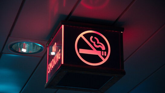 Відсьогодні в Україні заборонено курити електронні цигарки у громадських місцях