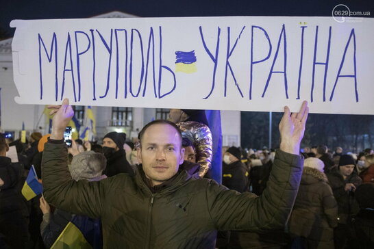 "Справжня сміливість": в окупованому Маріуполі юнак вийшов з прапором України (фото)