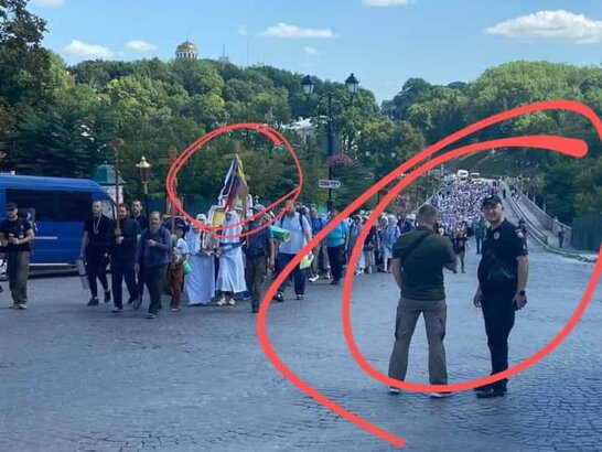 У центрі Кам'янця-Подільського влаштували "хресну ходу" російської церкви з триколором у руках