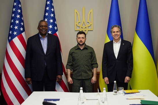 Попри загрозу обстрілів: дипломати США залишаються в Києві