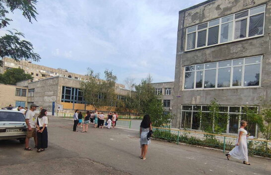 Рашисти 1 вересня у Маріуполі тероризують дітей на вході до школи, — Андрющенко