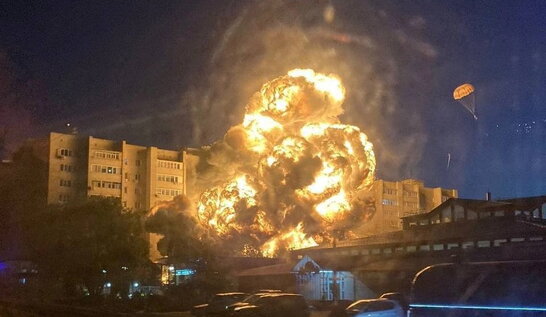 Високоточно не долетів: у російському Єйську біля житлового будинку впав Су-34, будівлю охопило полум'я (відео)