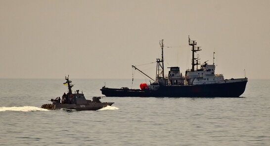 Росіяни поцілили у два цивільних буксири – є загиблі, поранений і зниклий (відео)