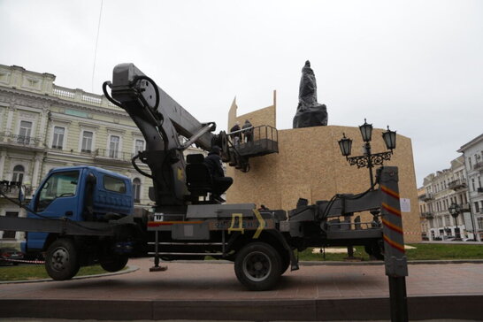 Катерина всьо: в Одесі почали роботи з демонтажу пам'ятника Катерині (відео)