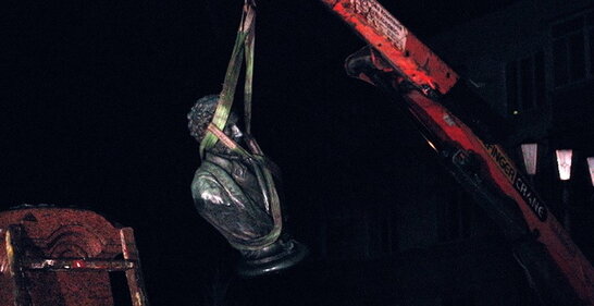 Пам'ятникопад: у Житомирі демонтували погруддя російського поета (відео)