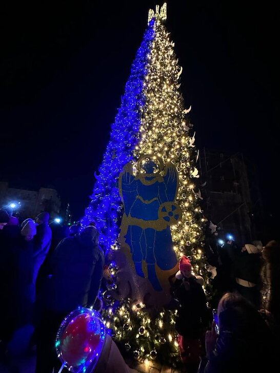 На "ялинці незламності" в Києві засвітили вогні