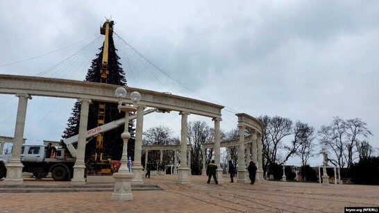 У Керчі скандал через блакитні та жовті кульки на ялинці у Керчі