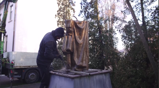 Пам'ятникопад: у Чернівцях демонтували останній пам'ятник Пушкіну (відео)