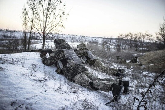 Українські снайпери нищать росіян під Бахмутом вдень і вночі (відео)