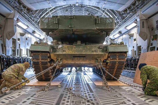 Перший канадський бойовий танк Leopard 2 для України вже у Польщі (відео)