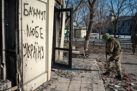 Україна, ймовірно, проводить обмежене тактичне відведення військ у Бахмуті - ISW