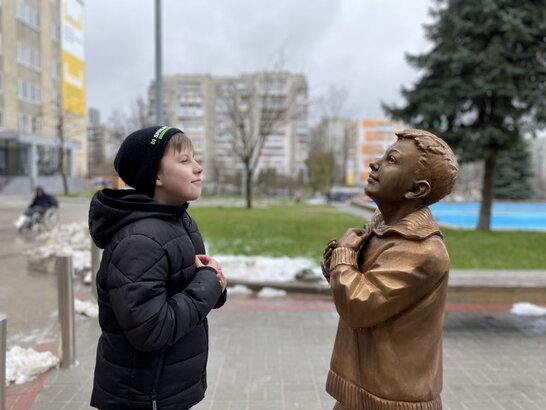 У Львові відкрили скульптуру "хлопчика, що з надією очікує"
