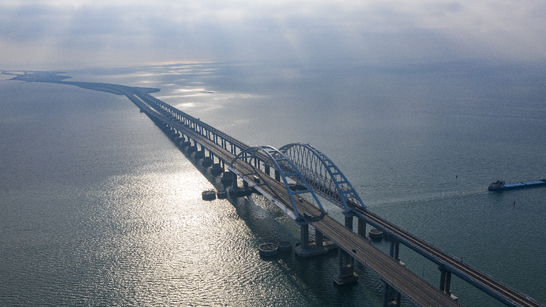 РФ посилює захист кримського мосту від атак