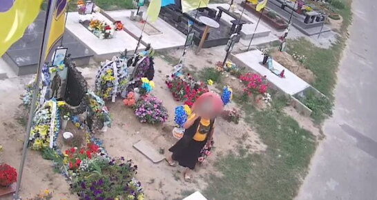 Дві жінки на Київщині обікрали могили військових