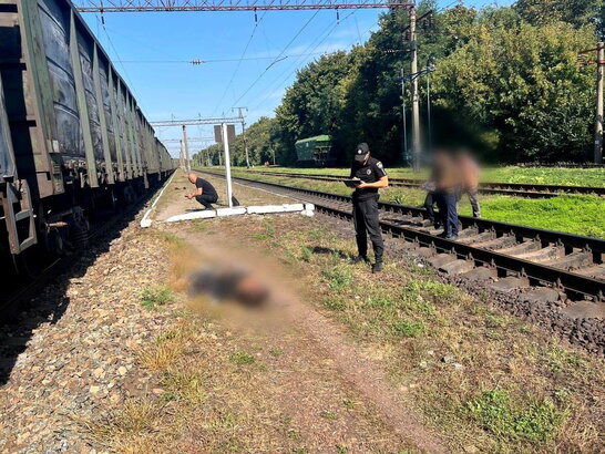 Нещасний випадок на Київщині: потяг смертельно травмував чоловіка (ФОТО 18+)