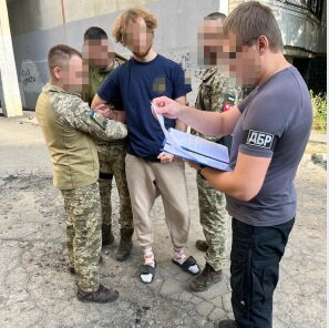 ДБР затримало військового, який втік з місця служби та зухвало закликав правоохоронців його спіймати (ВІДЕО)