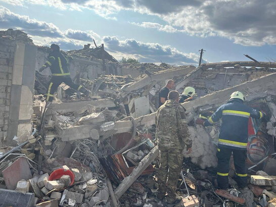 У селі Гроза на Харківщині завершили аварійно-рятувальні роботи після російського удару (фото18+)