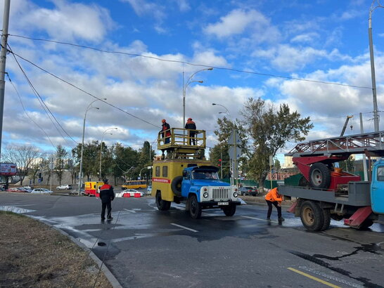У Києві посеред дороги упав будівельний кран
