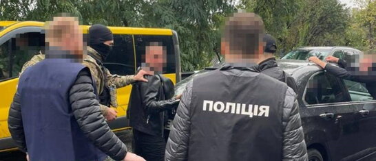 На Дніпропетровщині двоє чоловіків вимагали неіснуючий борг у батька загиблого військовослужбовця ЗСУ