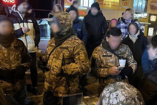Збирають гроші біля метро в Києві нібито на потреби армії: правоохоронці проводять обшуки у благодійному фонді