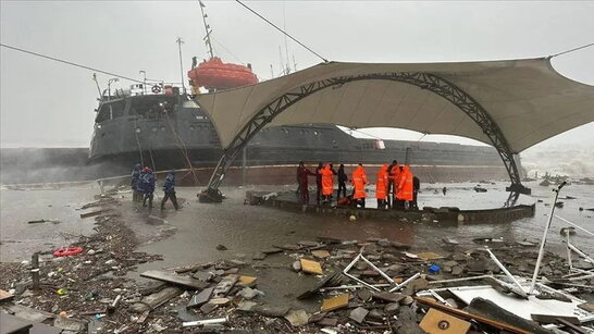 Біля берегів Туреччини через шторм навпіл розламалося судно: деталі